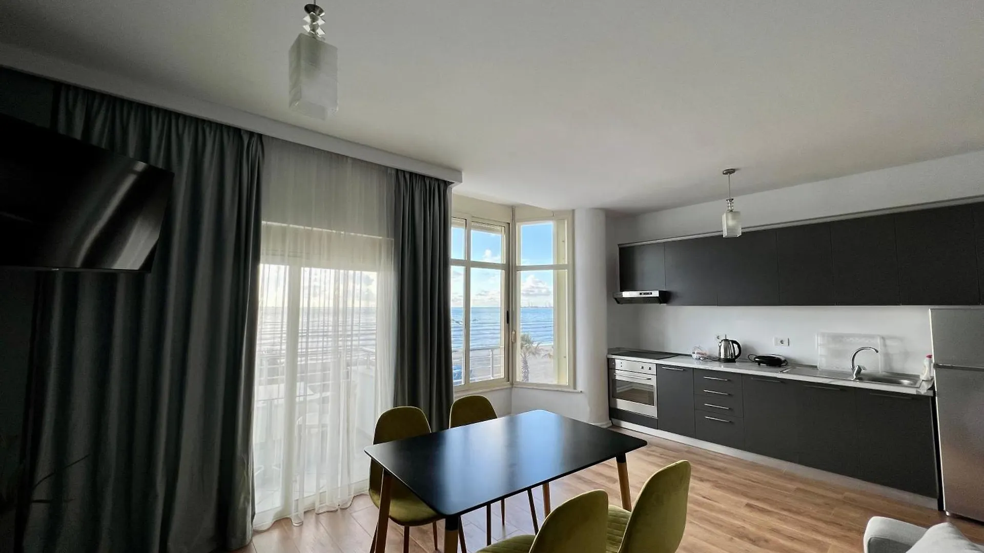 Wave Beachfront Apartments Durres 0*,