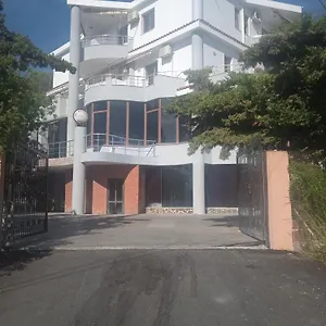 Hotel Moris, Kryemëdhej