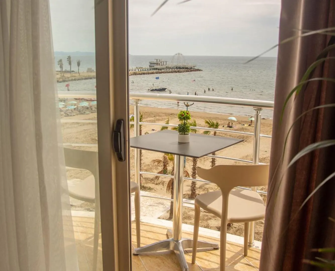 دراس Wave Beachfront Apartments 0*,